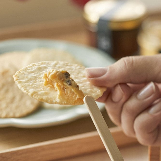 Brown rice crackers with dip (20 unbaked crackers and 2 kinds of dip)